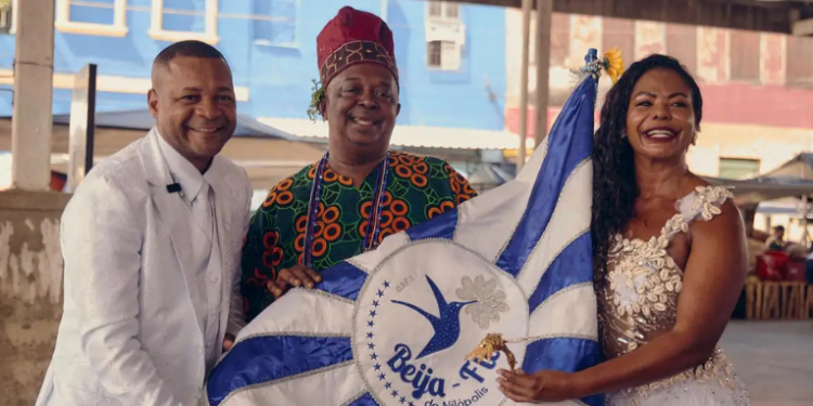A Beija-Flor de Nilópolis apresenta no Carnaval 2026 o enredo Bembé do Mercado, exaltando a cultura afro-brasileira, a fé do candomblé e a ancestralidade negra.