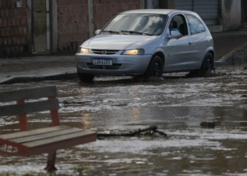 Chuva forte no Rio deixa dois mortos e coloca cidade em estágio de atenção