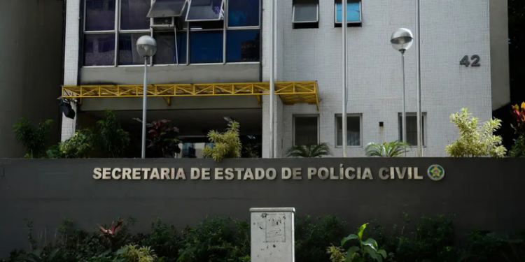 Polícia Civil do Rio de Janeiro impede atentados em manifestação da Alerj, apreendendo explosivos caseiros e identificando membros de grupo com atuação em redes sociais.