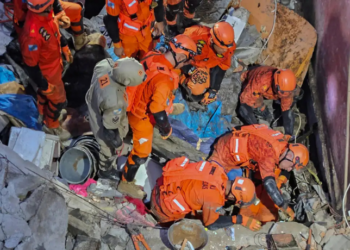Desabamentos no Rio de Janeiro deixam mortos e feridos após chuvas intensas. Bombeiros resgatam vítimas em Madureira e Maracanã; Defesa Civil avalia segurança de imóveis.