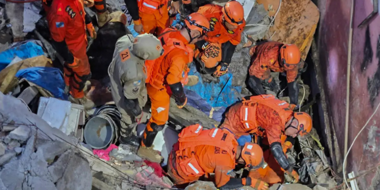 Desabamentos no Rio de Janeiro deixam mortos e feridos após chuvas intensas. Bombeiros resgatam vítimas em Madureira e Maracanã; Defesa Civil avalia segurança de imóveis.