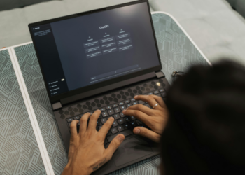OpenAI encerra GPT-4o em meio a processos judiciais que questionam segurança e impacto emocional do chatbot.
