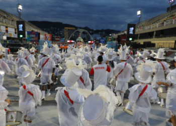 Carnaval 2026: Grupo Especial do Rio de Janeiro revela enredos que homenageiam música, história, religiões e cultura brasileira nos desfiles da Sapucaí.