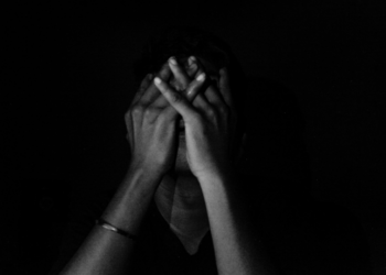 Transtornos de ansiedade, depressão e crises de pânico lideraram afastamentos temporários de trabalhadores no Rio de Janeiro em 2025. Especialistas destacam importância do cuidado com a saúde mental.