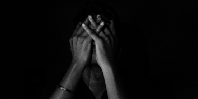 Transtornos de ansiedade, depressão e crises de pânico lideraram afastamentos temporários de trabalhadores no Rio de Janeiro em 2025. Especialistas destacam importância do cuidado com a saúde mental.