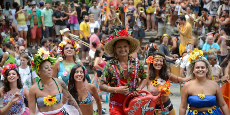 Mononucleose, conhecida como “doença do beijo”, exige atenção no Carnaval. Infectologista alerta sobre sintomas, prevenção e cuidados para evitar complicações.