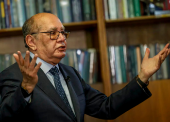 Gilmar Mendes propõe força-tarefa do TSE para combater deep fakes e uso abusivo de inteligência artificial nas eleições brasileiras.