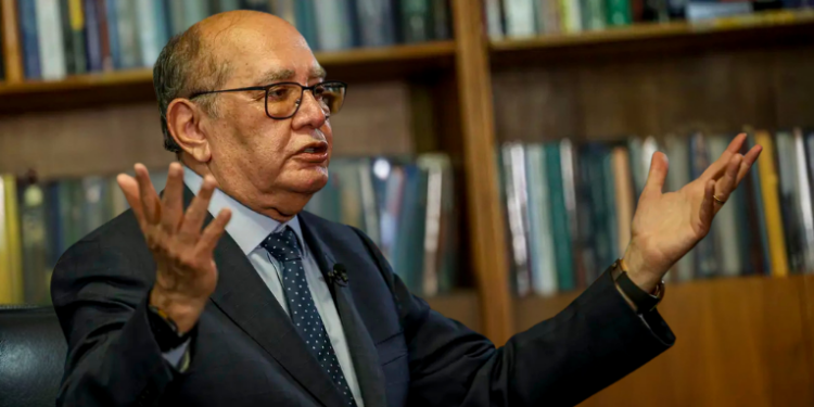 Gilmar Mendes propõe força-tarefa do TSE para combater deep fakes e uso abusivo de inteligência artificial nas eleições brasileiras.