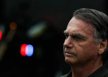 MP Militar pede ao STM a expulsão de Bolsonaro e cinco oficiais condenados pelo STF por trama golpista; penas vão de 19 a 27 anos e perda de patentes é prevista.
