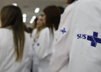 Governo federal abre 3 mil vagas de residência médica em 2026 para formar 35 mil especialistas e reforçar atendimento do SUS, com foco em regiões vulneráveis.