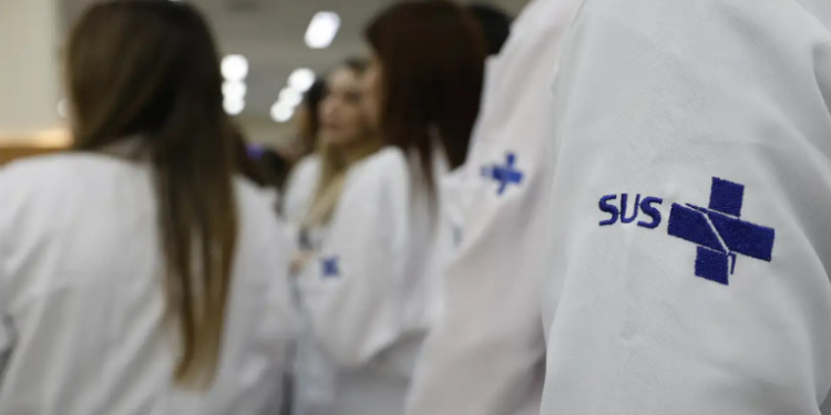 Governo federal abre 3 mil vagas de residência médica em 2026 para formar 35 mil especialistas e reforçar atendimento do SUS, com foco em regiões vulneráveis.