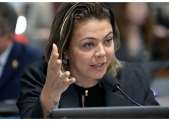 Senado aprova PL 179/2026, concedendo gratificação que permite salário de até R$ 77 mil para servidores da Câmara, ultrapassando o teto constitucional; projeto segue para sanção presidencial.