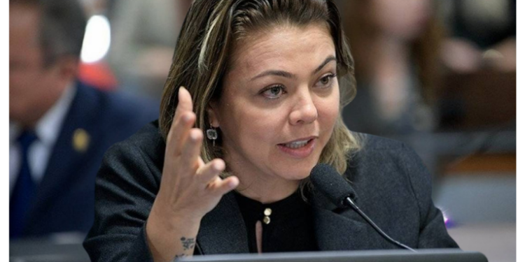 Senado aprova PL 179/2026, concedendo gratificação que permite salário de até R$ 77 mil para servidores da Câmara, ultrapassando o teto constitucional; projeto segue para sanção presidencial.