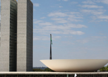 Orçamento de 2025 revela que R$ 7,25 bilhões em emendas parlamentares foram aprovados, mas apenas R$ 1,56 bilhão foi pago, com prioridade para gastos de curto prazo.