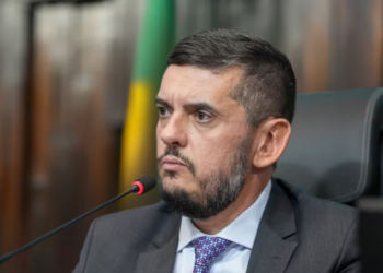 Rodrigo Bacellar se afasta novamente da Alerj por motivos pessoais; Guilherme Delaroli assume interinamente e pauta inclui ICMS educacional e eleição indireta em caso de renúncia do governador.