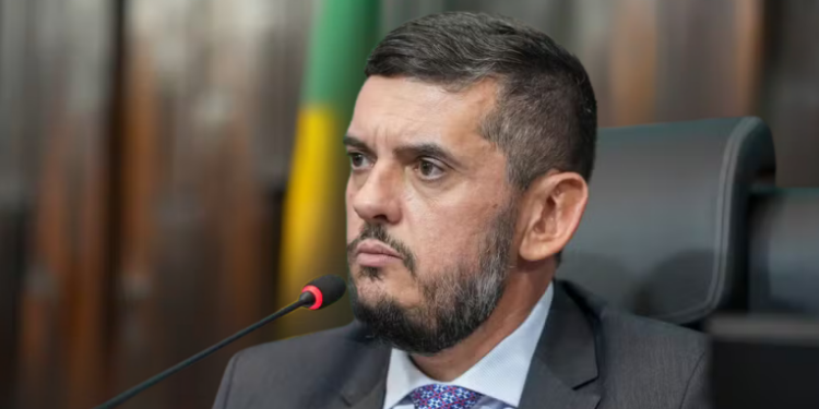 Rodrigo Bacellar se afasta novamente da Alerj por motivos pessoais; Guilherme Delaroli assume interinamente e pauta inclui ICMS educacional e eleição indireta em caso de renúncia do governador.