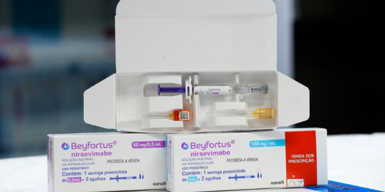 A partir de fevereiro, o SUS oferece nirsevimabe para prevenir bronquiolite em bebês prematuros e crianças com doenças crônicas, garantindo proteção contra o vírus sincicial respiratório.