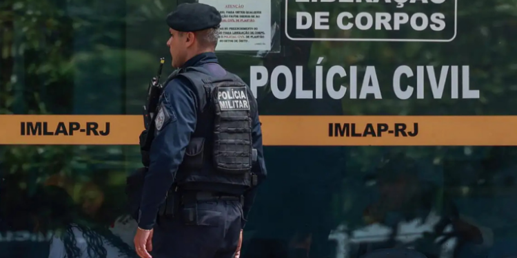 Operação Contenção prende suspeitos do Comando Vermelho em Duque de Caxias. Polícia Civil cumpriu mandados contra grupo ligado ao tráfico e ataques a delegacia.