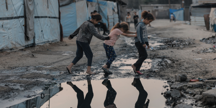 Nesta quarta-feira (4), o mundo registrou intensificação de ataques em Gaza, frio recorde em Cuba e a retirada de 700 agentes do ICE em Minnesota após mortes e protestos, impactando política e segurança internacional.