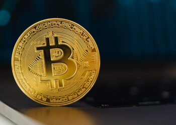 Bitcoin despenca para US$ 60 mil e acelera perdas que já retiraram US$ 2 trilhões do mercado de criptomoedas.
