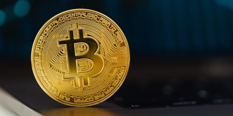 Bitcoin despenca para US$ 60 mil e acelera perdas que já retiraram US$ 2 trilhões do mercado de criptomoedas.