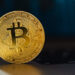 Bitcoin despenca para US$ 60 mil e acelera perdas que já retiraram US$ 2 trilhões do mercado de criptomoedas.
