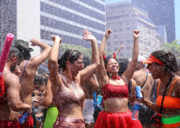 O Rio de Janeiro lança a campanha "Quem Samba Cuida" para conscientizar foliões sobre a preservação de bens culturais tombados. Iniciativa combina informação, tecnologia e engajamento no Carnaval de Rua.