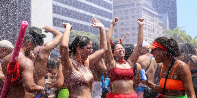 O Rio de Janeiro lança a campanha "Quem Samba Cuida" para conscientizar foliões sobre a preservação de bens culturais tombados. Iniciativa combina informação, tecnologia e engajamento no Carnaval de Rua.