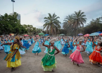O Tambores de Olokun, coletivo de percussão e dança de matriz africana, é homenageado com o Prêmio Marielle Franco pela Alerj, destacando seu papel na preservação cultural e inclusão social.