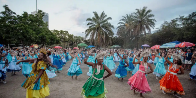 O Tambores de Olokun, coletivo de percussão e dança de matriz africana, é homenageado com o Prêmio Marielle Franco pela Alerj, destacando seu papel na preservação cultural e inclusão social.