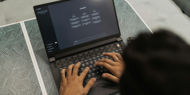 OpenAI encerra GPT-4o em meio a processos judiciais que questionam segurança e impacto emocional do chatbot.