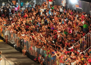 O Carnaval 2026 de Niterói inicia no Caminho Niemeyer com desfiles da Série Ouro, mais de 40 blocos de rua e ações de prevenção ao assédio, oferecendo diversão segura e atrações para todos.