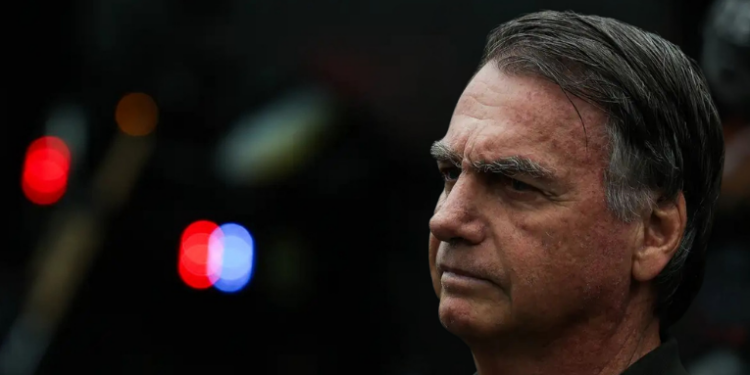 Defesa pede que Bolsonaro cumpra pena em casa por questões médicas.