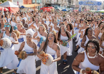 Pela primeira vez no Rio, o grupo Agbelas realiza cortejo com 100 percussionistas no Aterro do Flamengo, promovendo cultura afro-brasileira, empoderamento feminino e rituais musicais tradicionais.