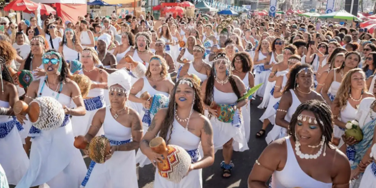 Pela primeira vez no Rio, o grupo Agbelas realiza cortejo com 100 percussionistas no Aterro do Flamengo, promovendo cultura afro-brasileira, empoderamento feminino e rituais musicais tradicionais.