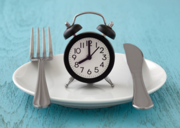 Comer rapidamente pode causar gases, refluxo, excesso de calorias e problemas metabólicos. Especialistas indicam estratégias para melhorar a mastigação e a atenção durante as refeições.