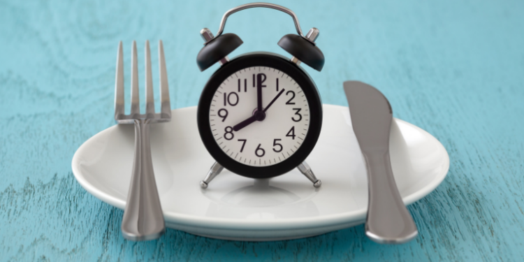 Comer rapidamente pode causar gases, refluxo, excesso de calorias e problemas metabólicos. Especialistas indicam estratégias para melhorar a mastigação e a atenção durante as refeições.