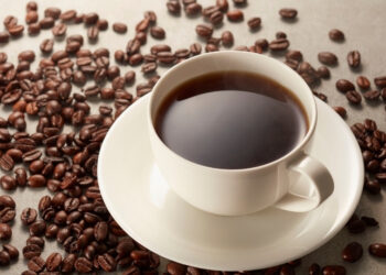 Pesquisa internacional sugere que café com cafeína pode reduzir risco de demência e favorecer a saúde cognitiva.