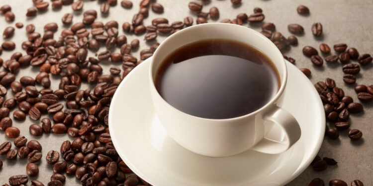 Pesquisa internacional sugere que café com cafeína pode reduzir risco de demência e favorecer a saúde cognitiva.
