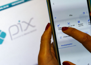 Instabilidade no Pix afeta pagamentos, transferências e leitura de QR Codes em bancos como Santander, Nubank e Itaú neste sábado (6), causando transtornos a usuários em todo o Brasil.