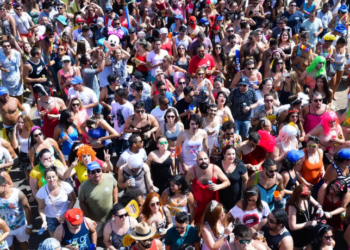 Carnaval exige cuidados com segurança, saúde e prevenção de golpes. Veja dicas para proteger celular, evitar furtos, manter a hidratação e curtir a folia com tranquilidade.