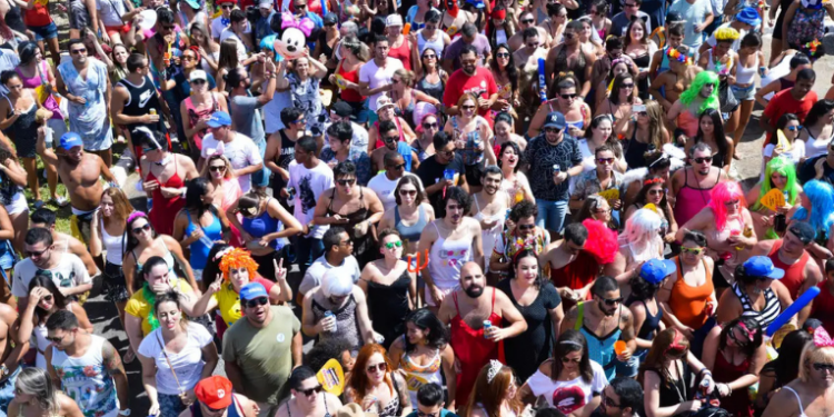 Carnaval exige cuidados com segurança, saúde e prevenção de golpes. Veja dicas para proteger celular, evitar furtos, manter a hidratação e curtir a folia com tranquilidade.