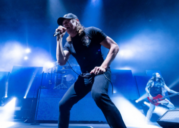 Morre Brad Arnold, vocalista e fundador do 3 Doors Down, aos 47 anos. Cantor enfrentava câncer renal avançado e deixa legado no rock internacional, incluindo hits como “Kryptonite” e “Here Without You”.