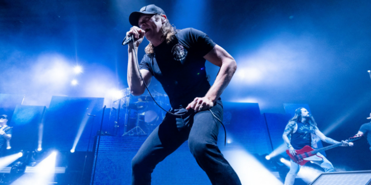 Morre Brad Arnold, vocalista e fundador do 3 Doors Down, aos 47 anos. Cantor enfrentava câncer renal avançado e deixa legado no rock internacional, incluindo hits como “Kryptonite” e “Here Without You”.