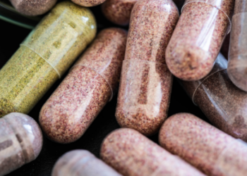 Fiscalizações no Rio de Janeiro identificam suplementos alimentares irregulares e falsificados; consumidores devem verificar rotulagem e ingredientes autorizados pela Anvisa.