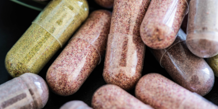 Fiscalizações no Rio de Janeiro identificam suplementos alimentares irregulares e falsificados; consumidores devem verificar rotulagem e ingredientes autorizados pela Anvisa.