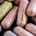 Fiscalizações no Rio de Janeiro identificam suplementos alimentares irregulares e falsificados; consumidores devem verificar rotulagem e ingredientes autorizados pela Anvisa.
