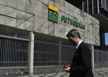 O Ibama aplicou multa de R$ 2,5 milhões à Petrobras após vazamento de fluido de perfuração na Bacia da Foz do Amazonas. ANP exige medidas preventivas antes da retomada das atividades.