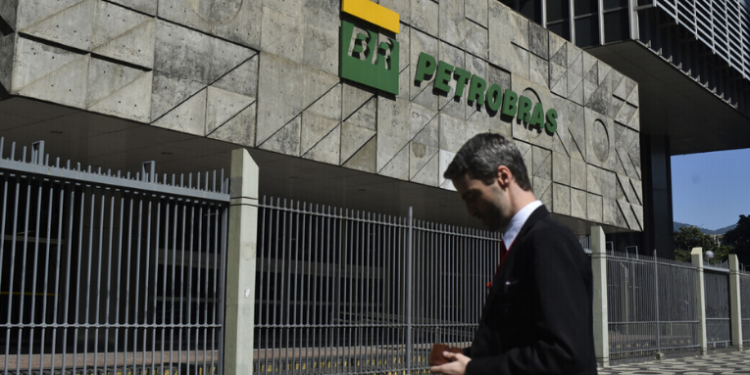 O Ibama aplicou multa de R$ 2,5 milhões à Petrobras após vazamento de fluido de perfuração na Bacia da Foz do Amazonas. ANP exige medidas preventivas antes da retomada das atividades.