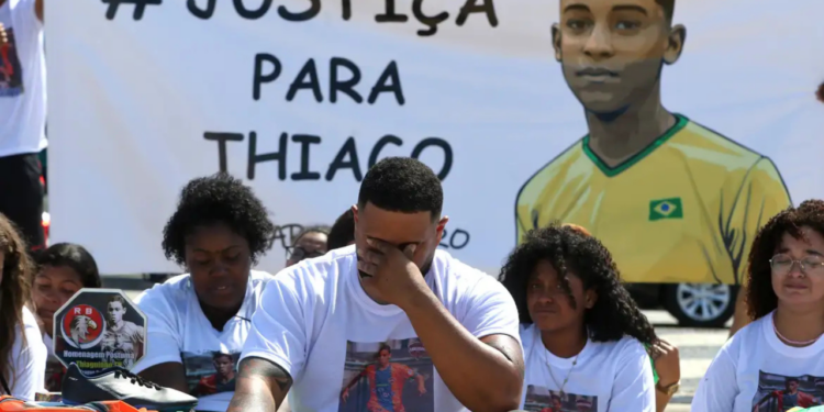 Tribunal do Júri do Rio absolve policiais militares acusados pela morte de adolescente na Cidade de Deus. Ministério Público anuncia que vai recorrer da decisão.